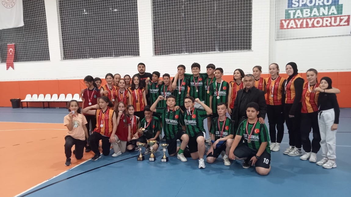 Erkek ve Kız Voleybol Takımlarımız İlçede Birinci ve Üçüncü Oldu